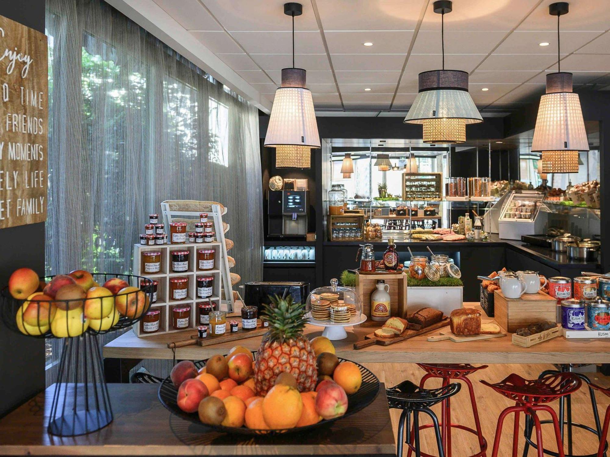 Hotel Novotel Evry Courcouronnes Экстерьер фото