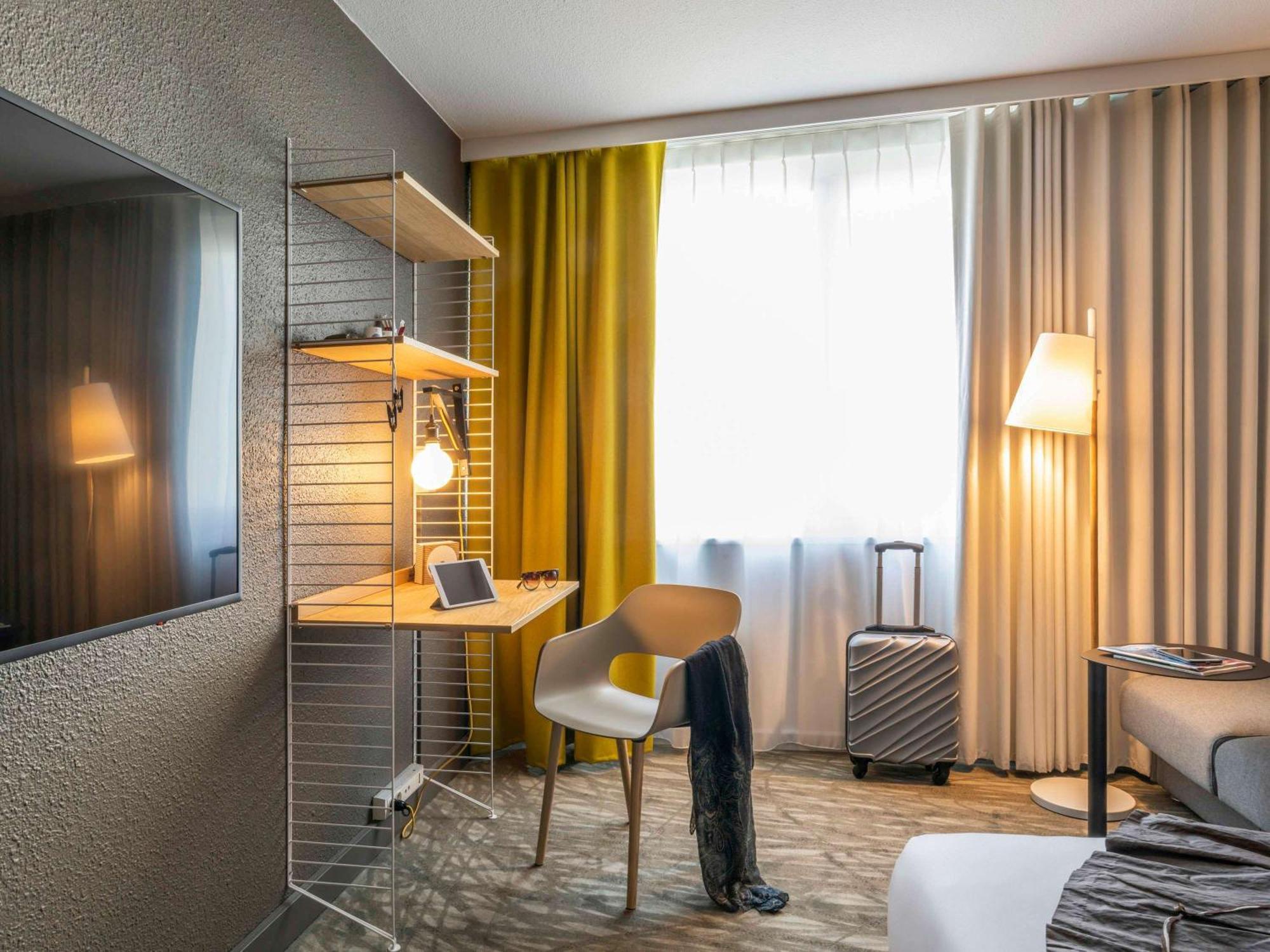 Hotel Novotel Evry Courcouronnes Экстерьер фото