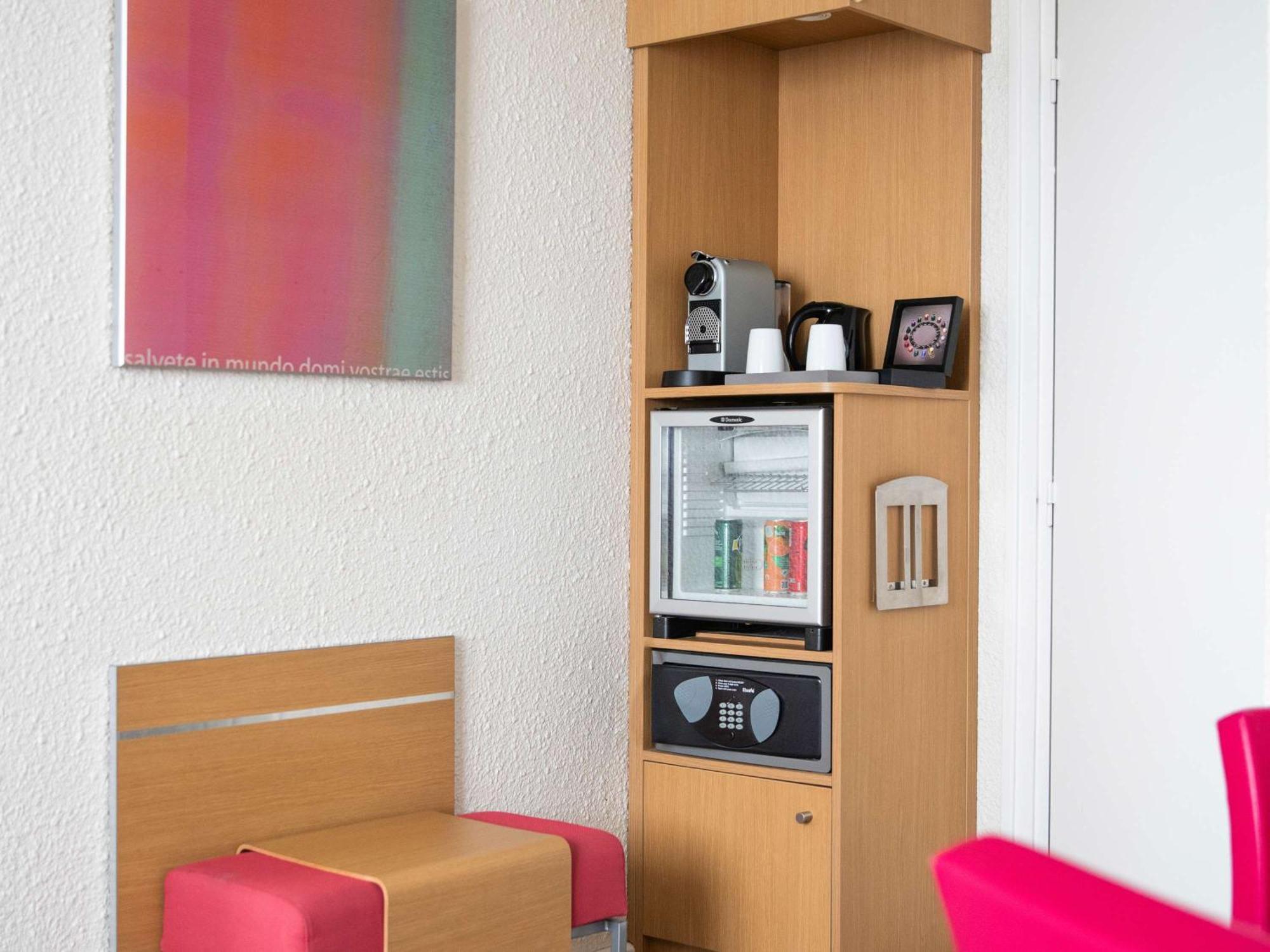 Hotel Novotel Evry Courcouronnes Экстерьер фото