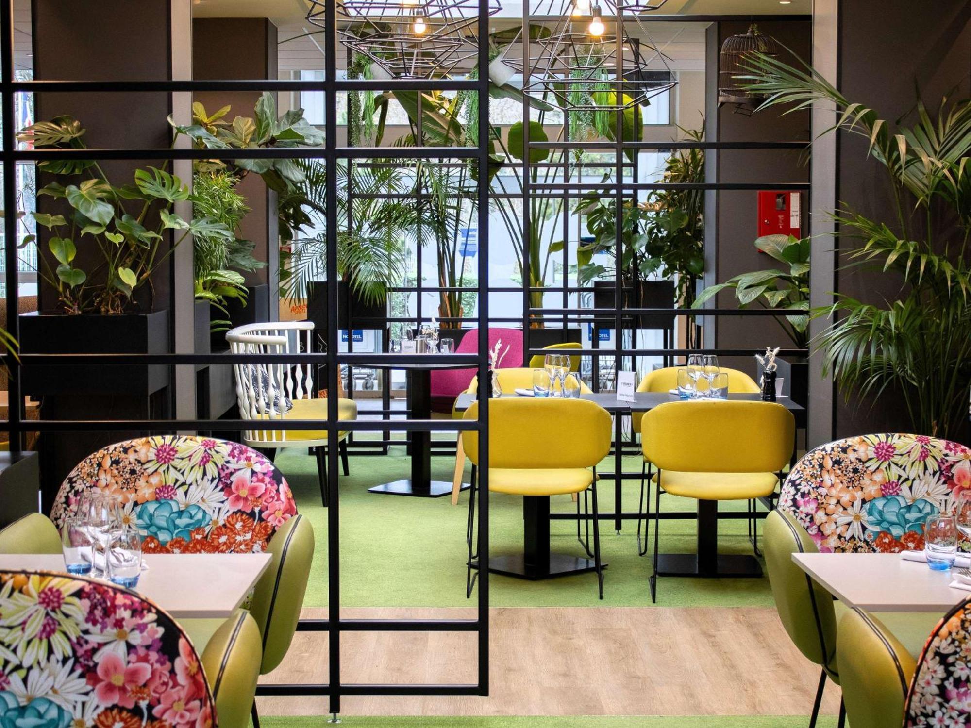 Hotel Novotel Evry Courcouronnes Экстерьер фото