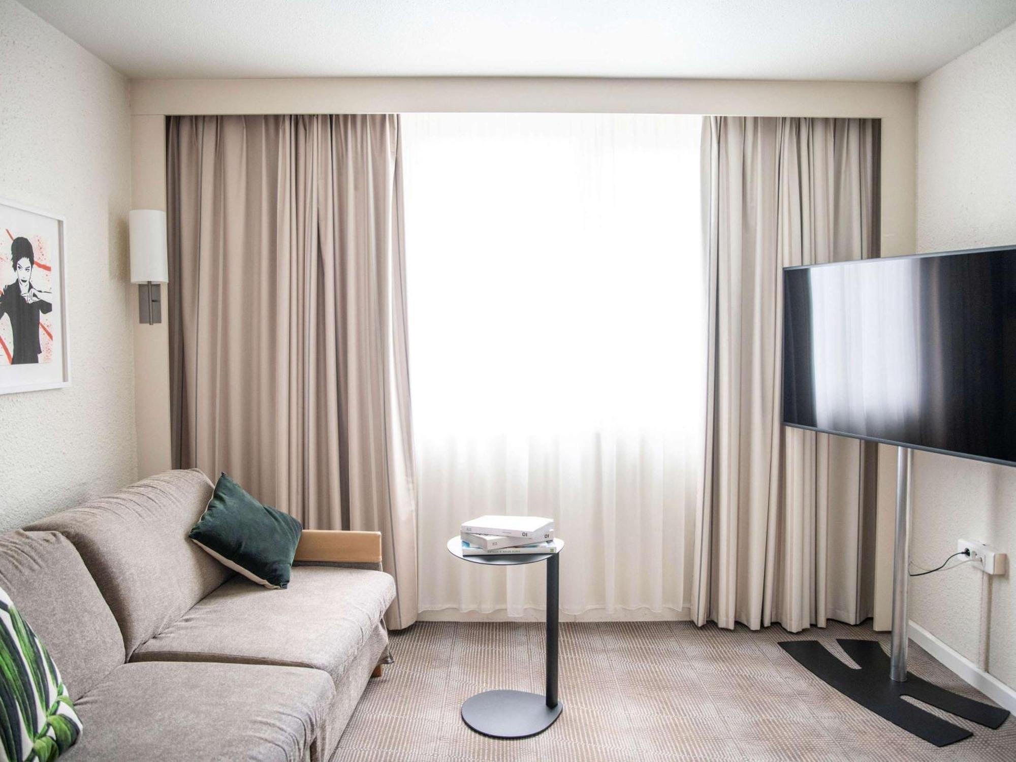 Hotel Novotel Evry Courcouronnes Экстерьер фото
