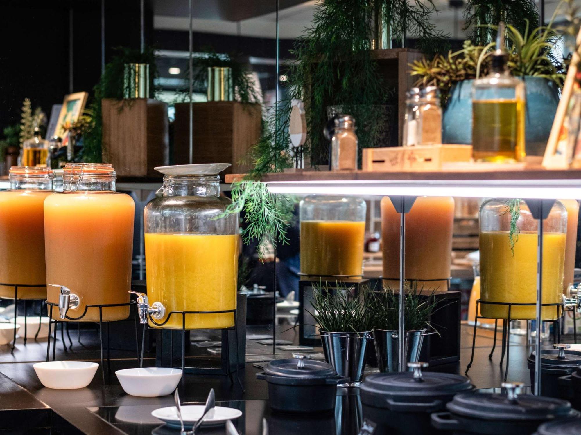 Hotel Novotel Evry Courcouronnes Экстерьер фото