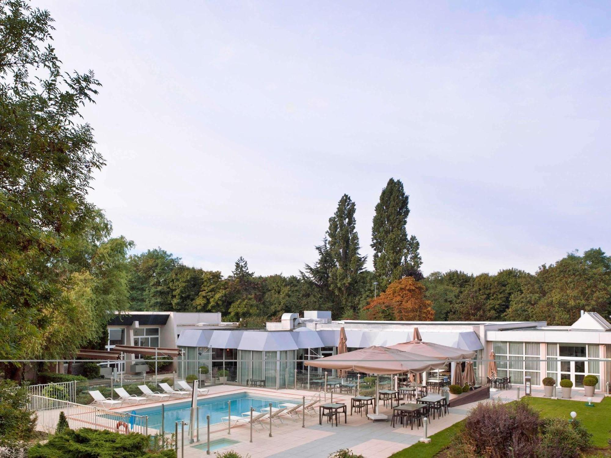 Hotel Novotel Evry Courcouronnes Экстерьер фото